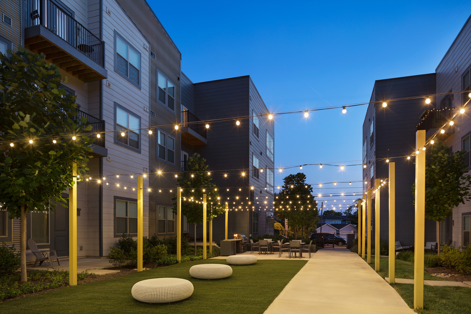 www.rachelpaulphotography.com

The Flats at Silo Bend

Flats at Silo Bend, Lincoln Property Company, Nashville, Rachel Paul, Rachel Paul Photography, Southeast Venture, architectural photographer, residential architecture

Flats at Silo Bend, Lincoln Property Company, Nashville, Rachel Paul, Rachel Paul Photography, Southeast Venture, architectural photographer, residential architecture